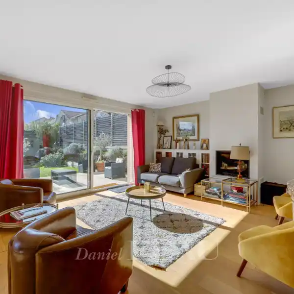 BRIGHT CONTEMPORARY PROPERTY