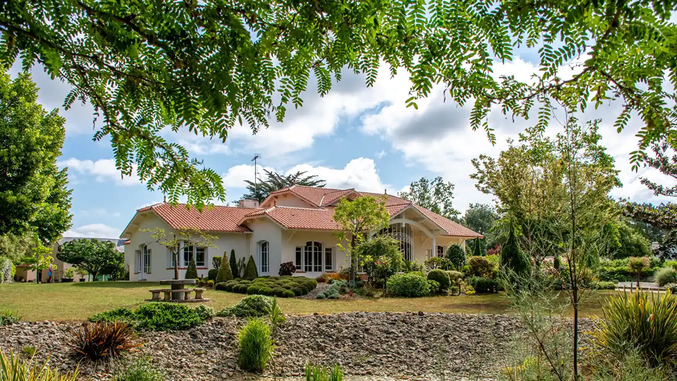 Elegant Home with Guest House