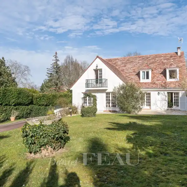 NEWER PROPERTY ON THE HEIGHTS OF MARNES-LA-COQUETTE