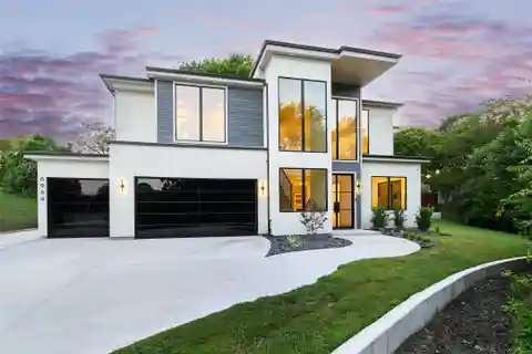 Private Creekside Retreat Near White Rock Lake