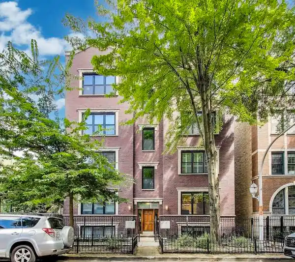 BEAUTIFULLY UPDATED RESIDENCE IN THE HEART OF OLD TOWN