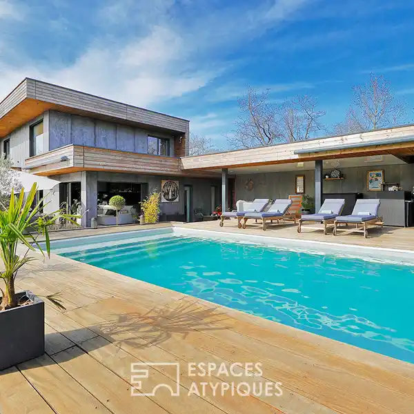 ARCHITECT-DESIGNED TIMBER-FRAMED HOUSE WITH SWIMMING POOL