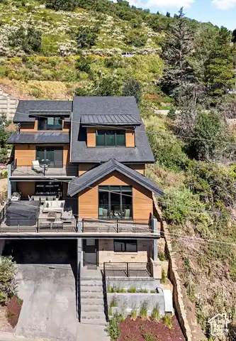 ELEGANT CONTEMPORARY RESIDENCE