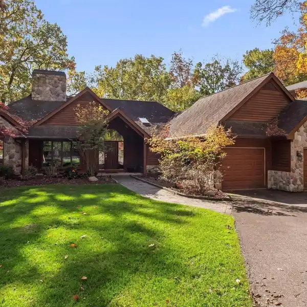 TRANQUIL STONE AND CEDAR RANCH WITH PRIVATE DOCK
