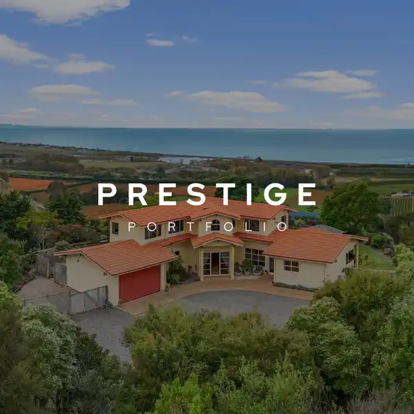 STUNNING HILLTOP RETREAT WITH PANORAMIC VIEWS