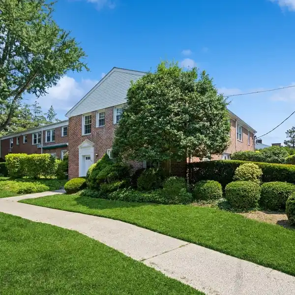 DELIGHTFUL MAISONETTE IN PUTNAM PARK