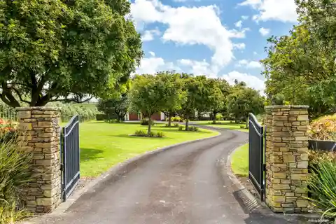 Large and Luxurious Family Living in Karaka