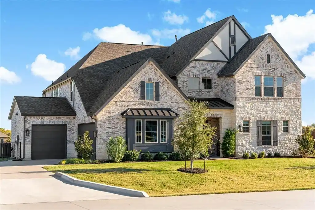 Luxury Living in Lakeview Downs