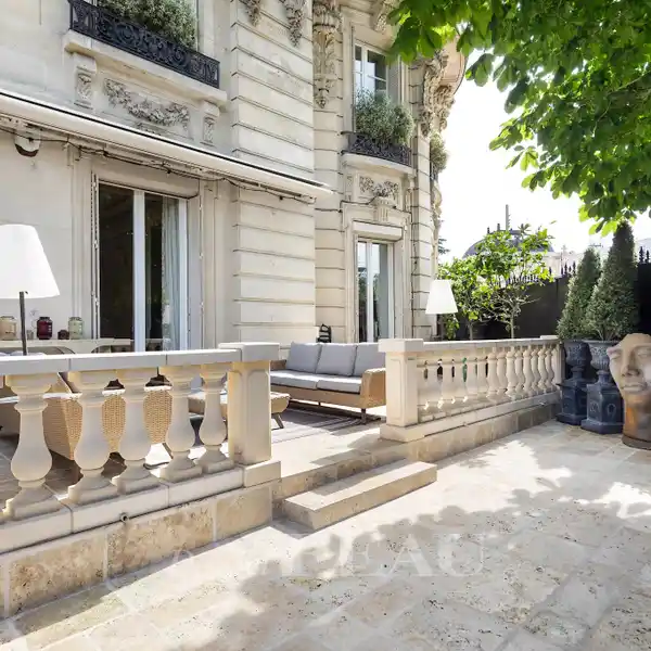 RENOVATED APARTMENT WITH GARDEN