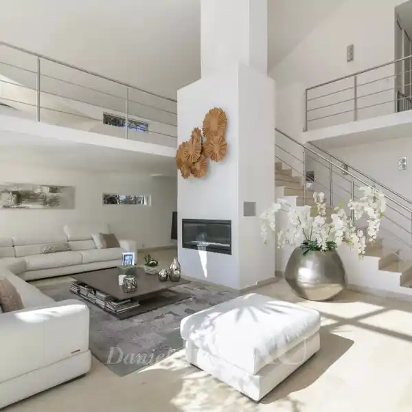 BRIGHT AND TASTEFULLY DECORATED PROPERTY IN A PEACEFUL LEAFY ENVIRONMENT