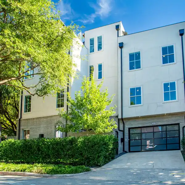 ARCHITECTURAL TOWNHOME WITH SKYLINE VIEWS AND ZEN GARDEN