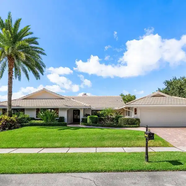 BEAUTIFULLY RENOVATED ESTATE IN WOODFIELD HUNT CLUB