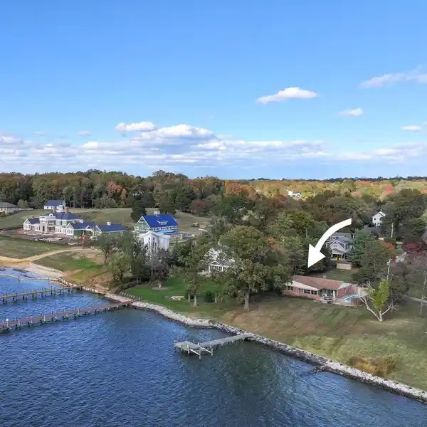 RARE SOUTH RIVER ORIENTATION