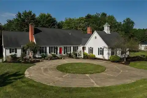 Tranquil Countryside Retreat with Modern Elegance