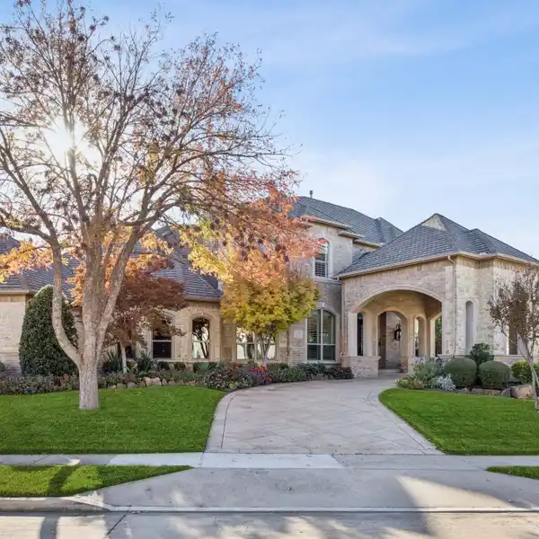 GRAND ESTATE SHOWCASING TIMELESS ARCHITECTURE AND PRIVACY