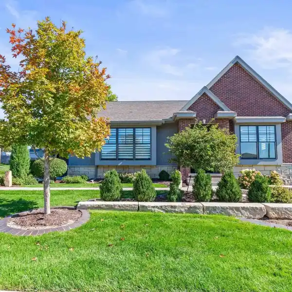 SOPHISTICATED DESIGN WITH SEAMLESS ENTERTAINING SPACES