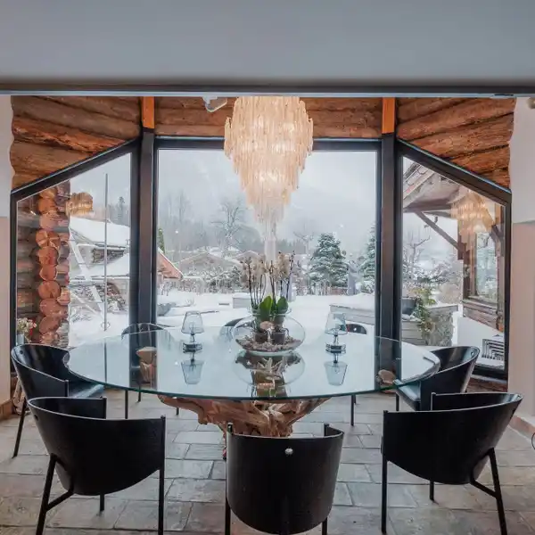 SECLUDED ALPINE RETREAT WITH SPA AND CINEMA