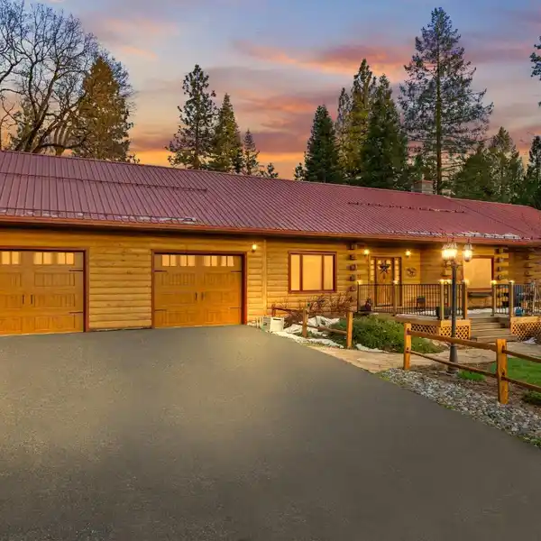 10-ACRE LOG CABIN RETREAT