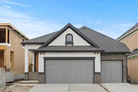 Luxury Lakeside Bungalow in Prestigious Mahogany Estates