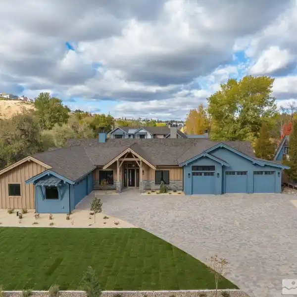 HIGH-END HOME IN AN EXCLUSIVE GATED COMMUNITY