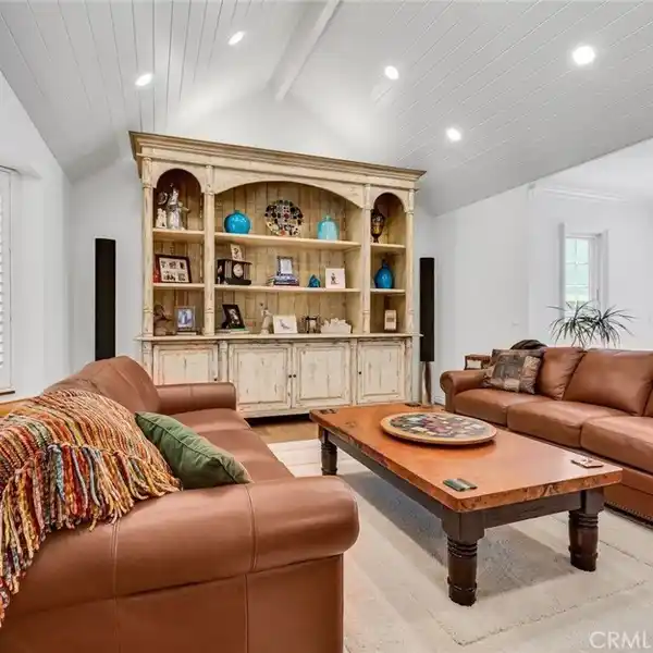 ELEGANT TOWNHOME WITH DESIGNER UPGRADES