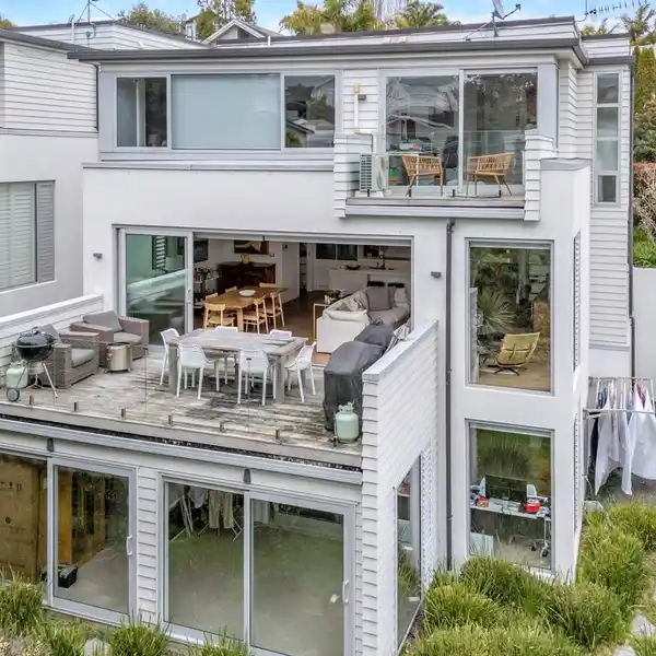 EXPANSIVE REMUERA RESIDENCE WITH STUNNING VIEWS