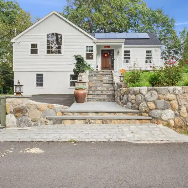 TURNKEY SHORELINE HOME MINUTES FROM BEACH