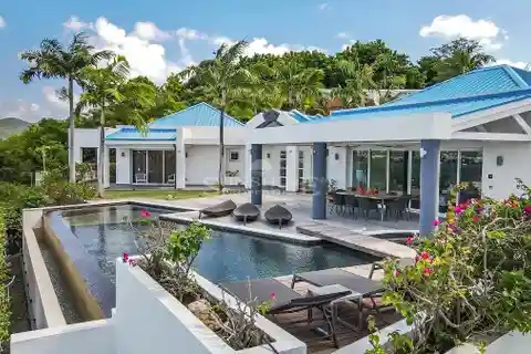 Lagoon-view Villa in Prestigious Aquamarina Community