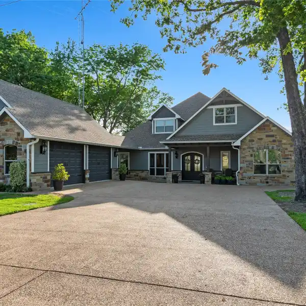 STUNNING LAKEFRONT HOME