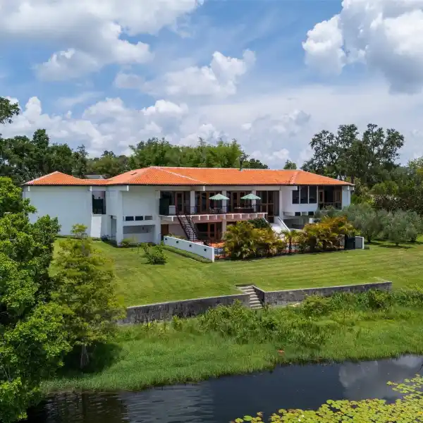 STUNNING SOUTH-FACING LAKEFRONT RESIDENCE
