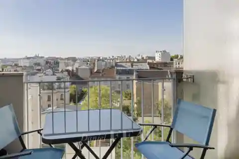 Stylish Eighth-floor Home in Vibrant Location