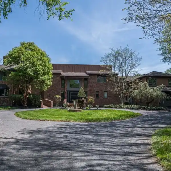 EXQUISITE ESTATE ON 4.5 PRIVATE ACRES