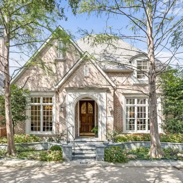 ELEGANT HOME IN SOUGHT-AFTER CARUTH VILLAGE