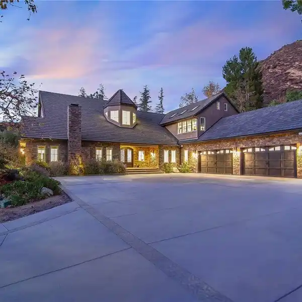 EXTRAORDINARY HOME IN EXCLUSIVE PARAMOUNT RANCH ESTATES