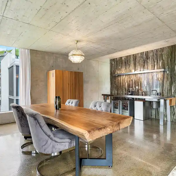 EXCEPTIONAL SINGLE-FAMILY HOUSE