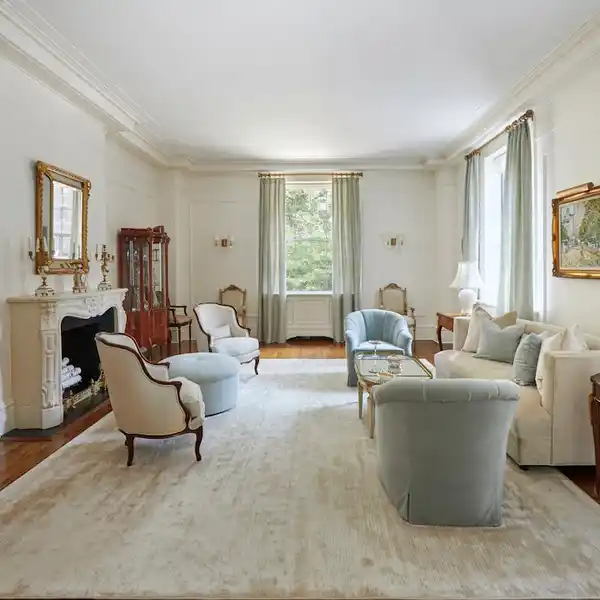 ELEGANT LIVING IN AN ICONIC BUILDING
