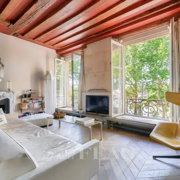 SUPERB PIED-à-TERRE IN A BEAUTIFUL 19TH CENTURY BUILDING