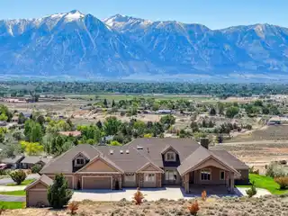 Panoramic Mountain Views on Private 5-acre Estate