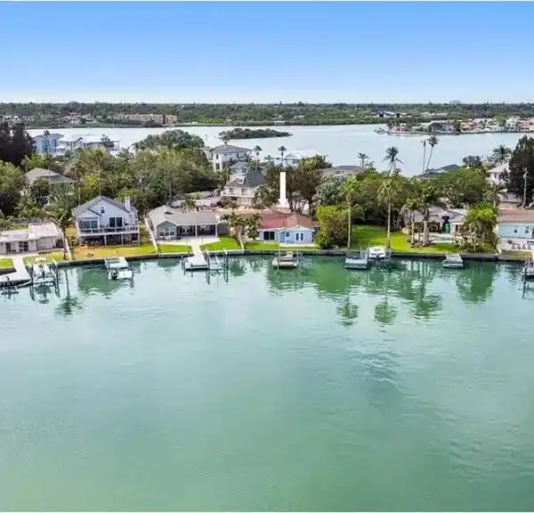 RELAXED WATERFRONT LIVING