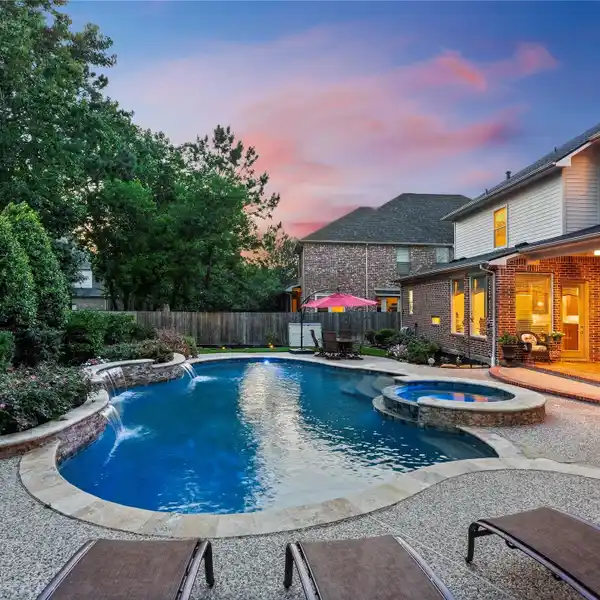 BEAUTIFULLY MAINTAINED AND UPDATED HOME IN BANTAM WOODS