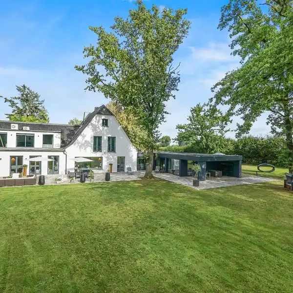 LIVING ON THE RHINE DAM - EXCLUSIVE VILLA ON SECLUDED PARK LAND