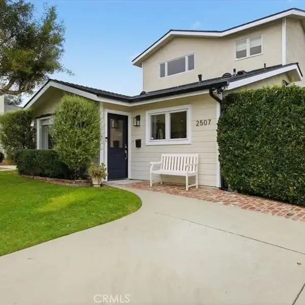STYLISH COASTAL HOME WITH SPA-LIKE PRIMARY SUITE