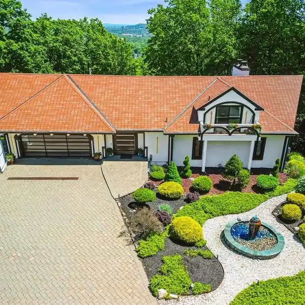 GRACIOUSLY RENOVATED UPSCALE RETREAT