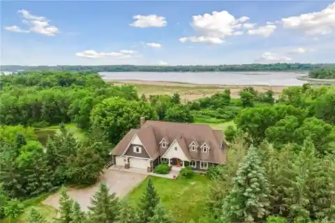 Elegance Meets Tranquility on Whaletail Lake