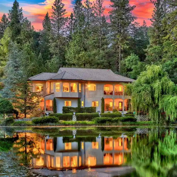 AWE-INSPIRING RETREAT AMIDST NATURAL SPLENDOR