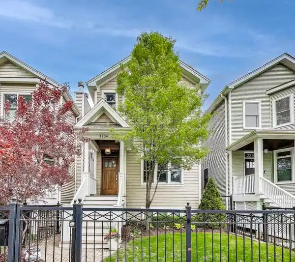 THOUGHTFULLY DESIGNED ROSCOE VILLAGE HOME