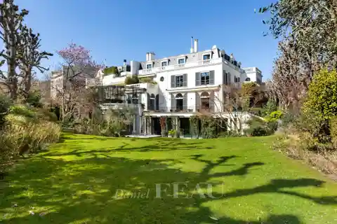 Magnificent Residence in Villa Montmorency
