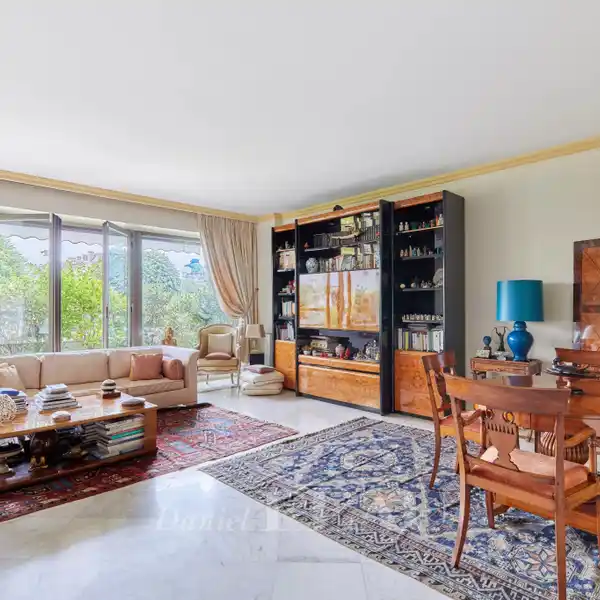 DUAL-ASPECT APARTMENT WITH BALCONIES AND GARAGE OPTION