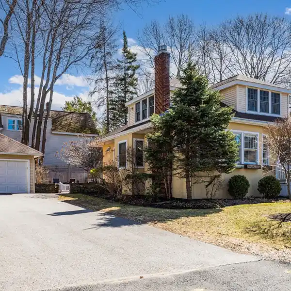 BEAUTIFUL BUNGALOW-STYLE HOME IN LITTLE HARBOR