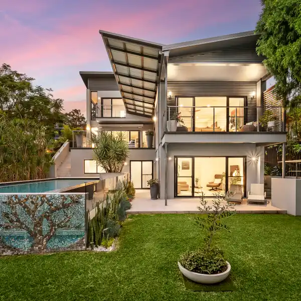 CONTEMPORARY STYLE STUNNING FAMILY RESIDENCE